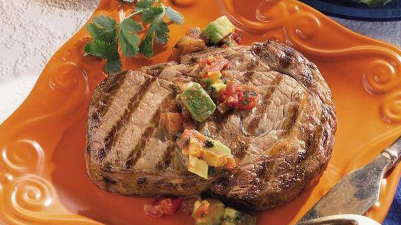 Rib-Eye-Steaks mit Avocado-Salsa