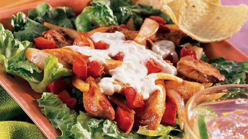 Salat mit heissen Fajitas